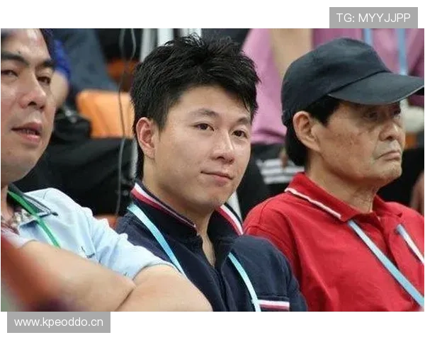 李小鹏平时看着像隔壁大叔，账单却像名媛花样——这反差谁受得了