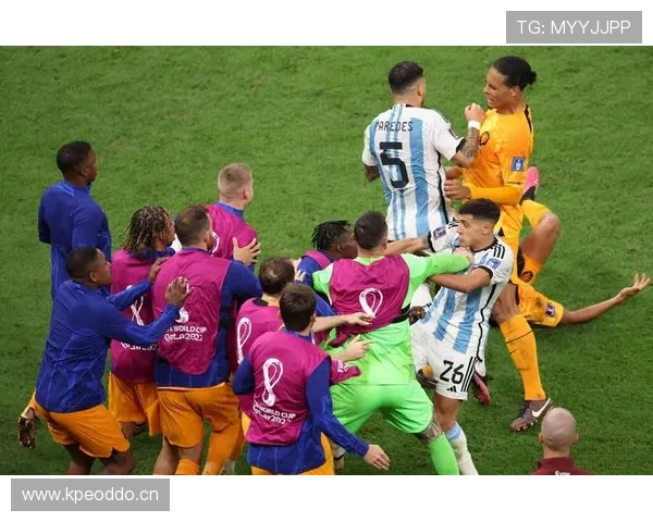 裁判出牌标准全面拆解：哪些动作必黄牌或红牌？